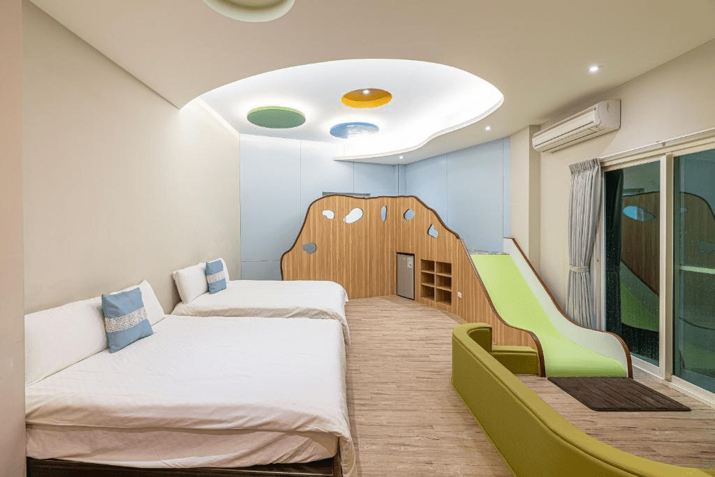 週末想慢下來時走向宜蘭，找一間合適住宿，白天田野夜裡礁溪溫泉與羅東夜市