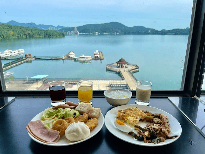 在日月潭住進第一排湖景，讓湖悅景觀旅店陪你慢慢度過一天光影