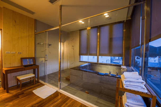 離開人潮走進四重溪溫泉湯屋，在安靜空間裡完成一場真正的放鬆停留