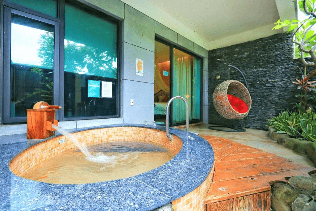 離開人潮走進四重溪溫泉湯屋，在安靜空間裡完成一場真正的放鬆停留