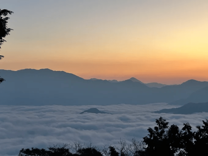 阿里山最安靜的時刻，是日出前站在高處看雲海慢慢展開