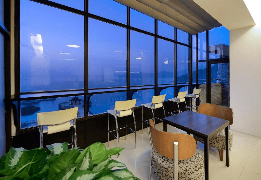 在日月潭住進第一排湖景，讓湖悅景觀旅店陪你慢慢度過一天光影