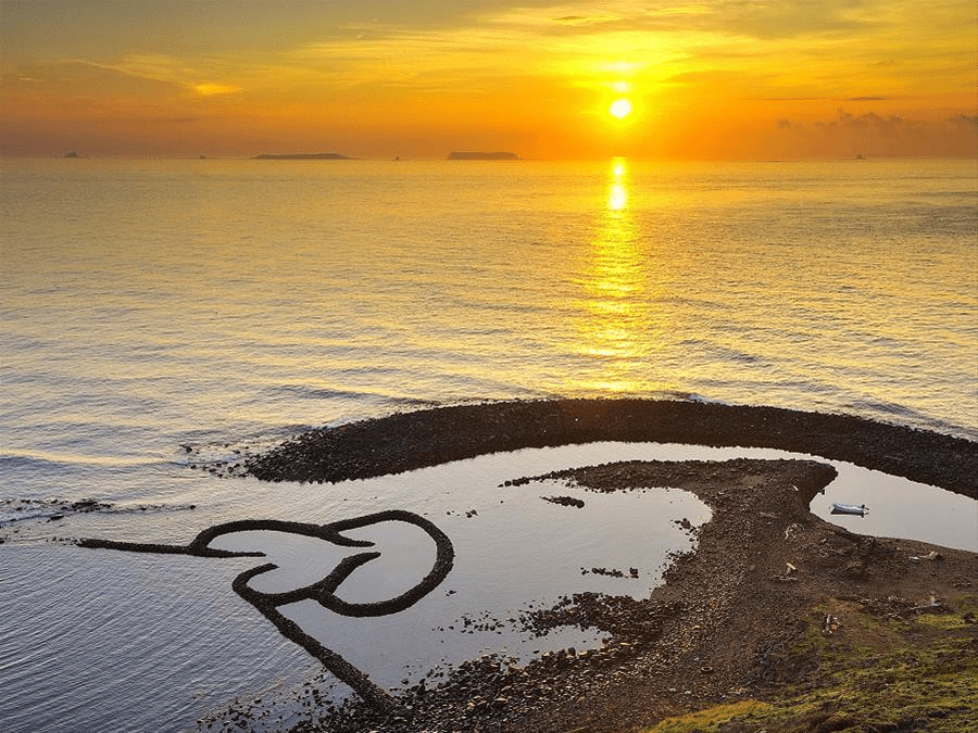 從澎湖西嶼池東大菓葉玄武岩出發，一路走到七美夕陽在海面慢慢沉下的那一刻