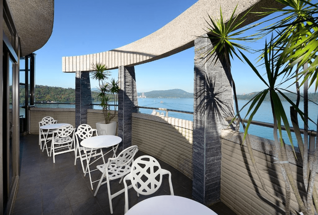 在日月潭住進第一排湖景，讓湖悅景觀旅店陪你慢慢度過一天光影