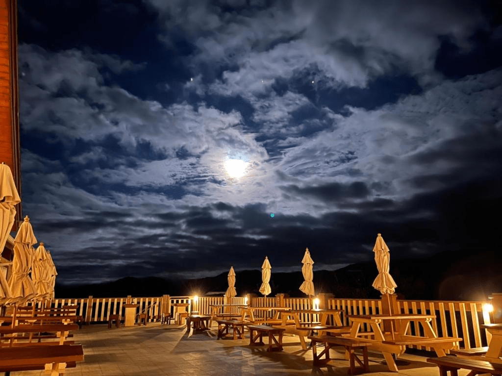 順著蜿蜒山路走進新竹五峰，雪霸休閒農場用雲海與山林迎接一段不趕行程的旅程