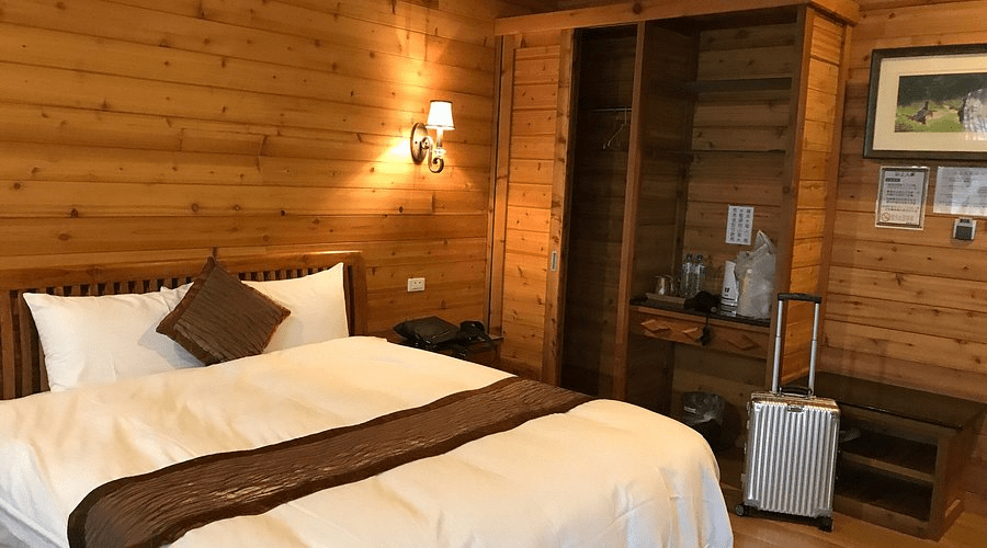 沿著山路往新竹五峰前進，在山上人家森林農場住進森林深處，感受雲霧流動的片刻寧靜