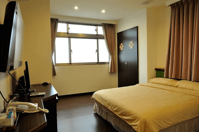 傍晚抵達東引後選擇另一種住宿方式，島嶼的安靜在夜裡慢慢浮現