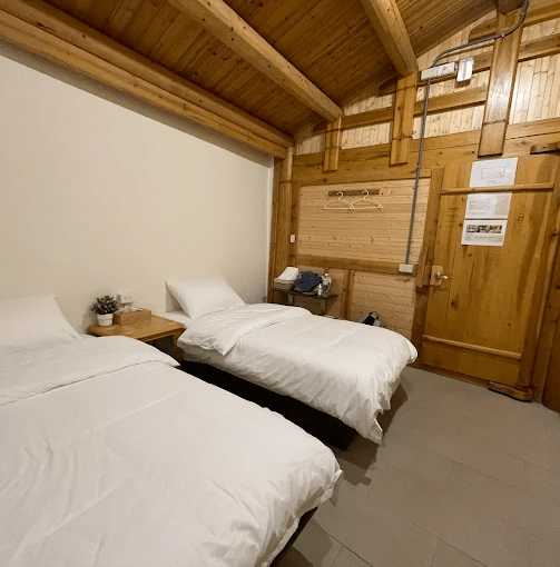 傍晚抵達東引後選擇另一種住宿方式，島嶼的安靜在夜裡慢慢浮現