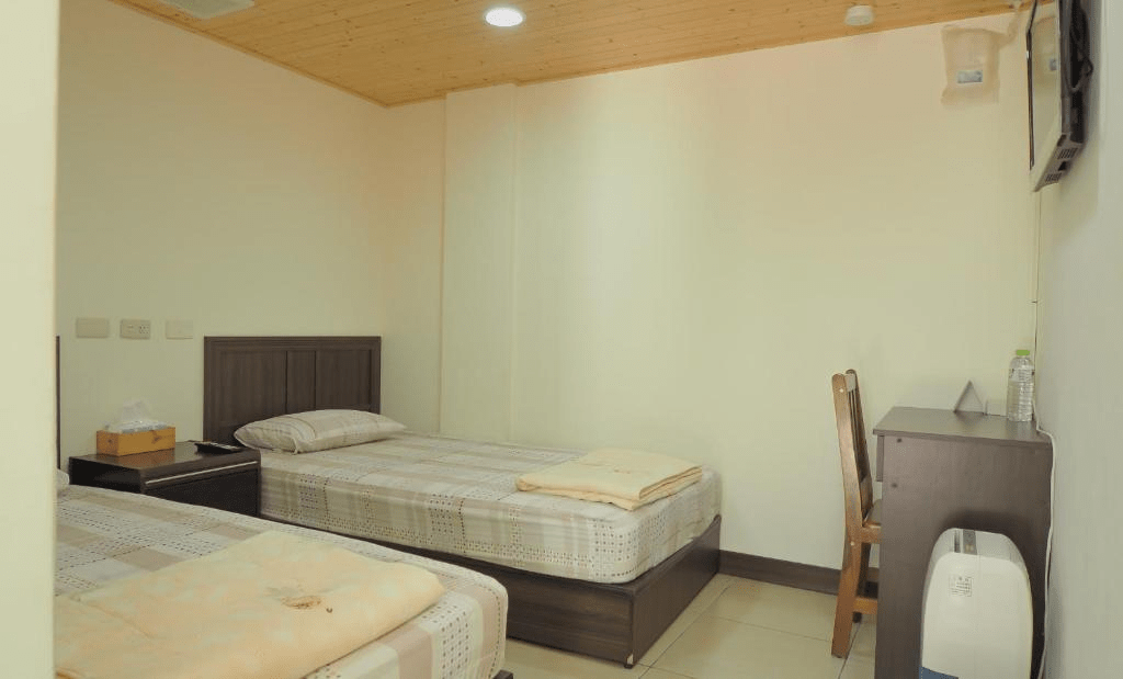 傍晚抵達東引後選擇另一種住宿方式，島嶼的安靜在夜裡慢慢浮現