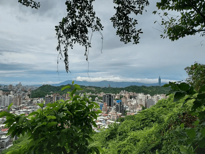 在台北城市邊緣慢慢上坡，走進景美仙跡岩的山稜線風景與午後光影