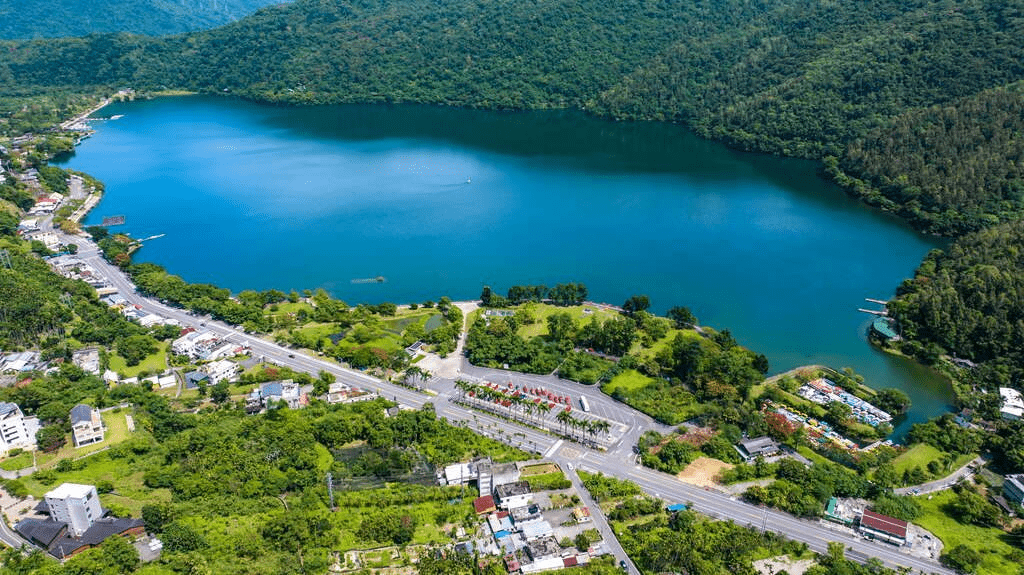 把腳步放慢在花蓮鯉魚潭，騎車、散步、划船，在湖水與山色之間待久一點