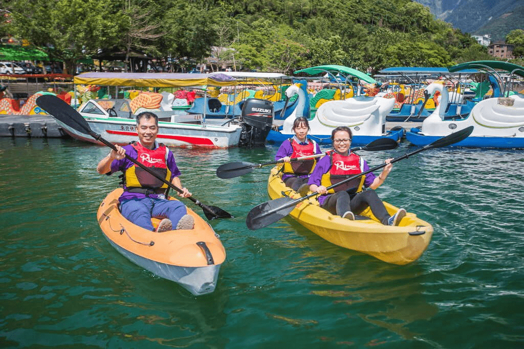 把腳步放慢在花蓮鯉魚潭，騎車、散步、划船，在湖水與山色之間待久一點