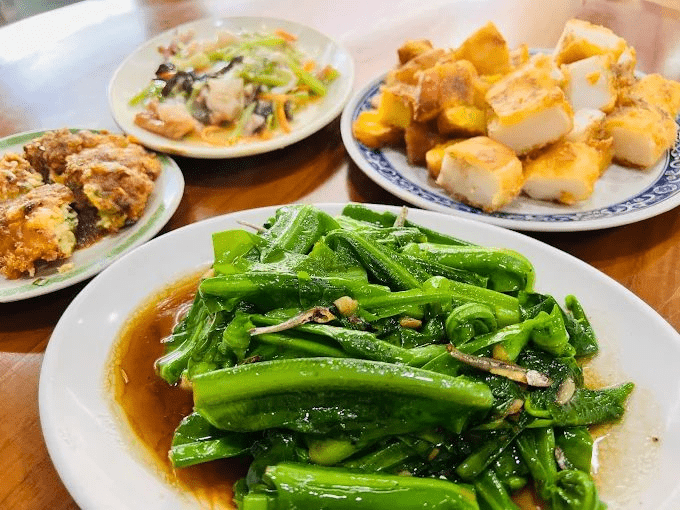 把腳步放慢在花蓮鯉魚潭，騎車、散步、划船，在湖水與山色之間待久一點