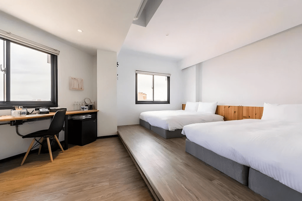 選擇旅人驛站鐵花文創館落腳台東市中心，在音樂、市集與街燈之間展開旅行