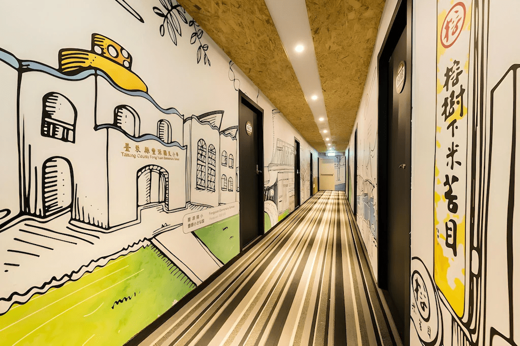 選擇旅人驛站鐵花文創館落腳台東市中心，在音樂、市集與街燈之間展開旅行