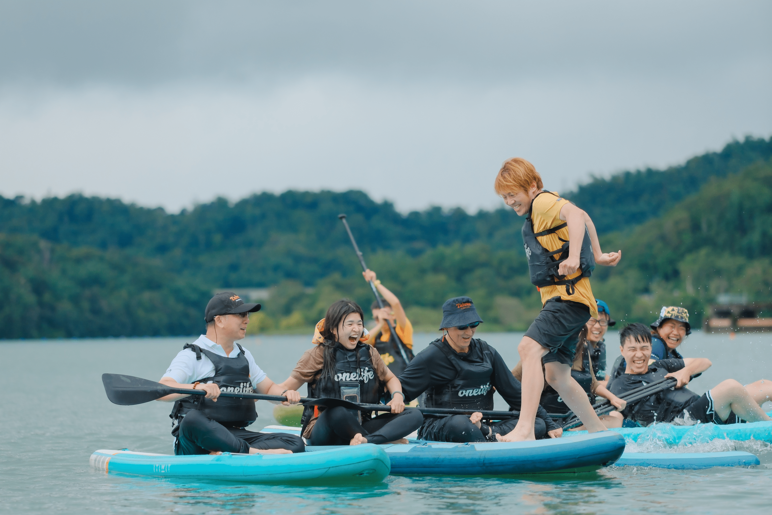 午後風起時走進日月潭月牙灣，湖岸弧線展開一段不被打擾的時光