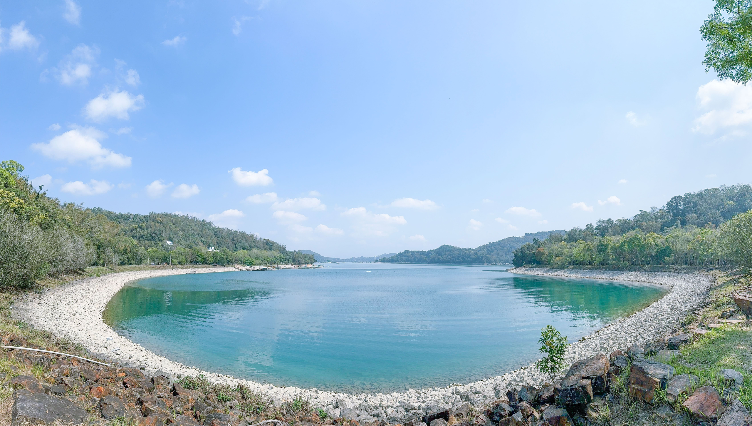 午後風起時走進日月潭月牙灣，湖岸弧線展開一段不被打擾的時光