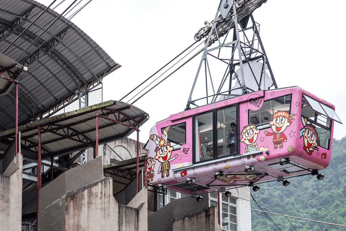 搭上纜車走進烏來山林，在雲仙樂園用步道與湖景慢慢展開一日旅程
