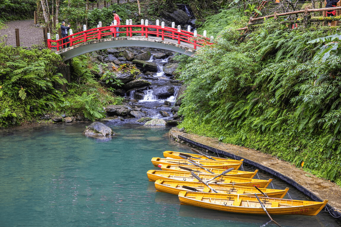 搭上纜車走進烏來山林，在雲仙樂園用步道與湖景慢慢展開一日旅程