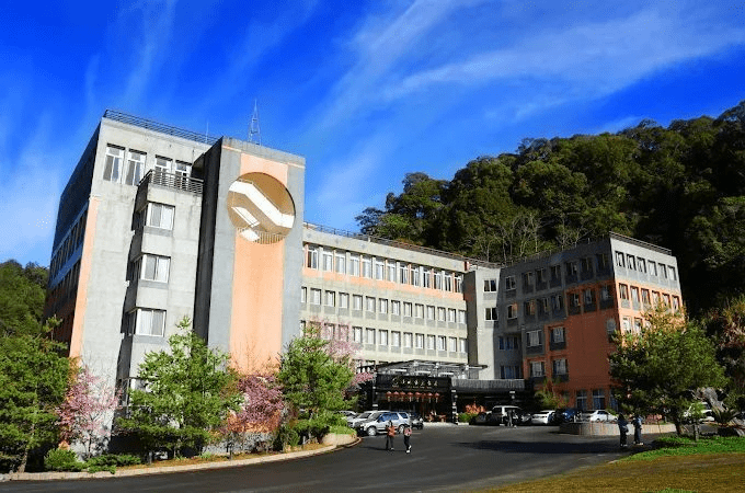 冬天離開城市往杉林溪走去，住進森林裡的大飯店，讓一趟旅行慢到只剩腳步聲