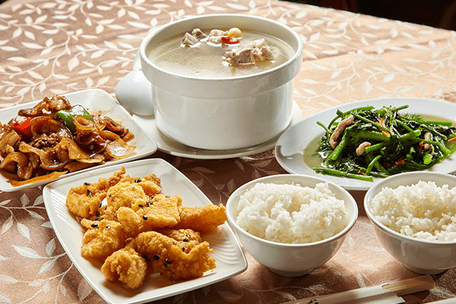 搭上纜車走進烏來山林，在雲仙樂園用步道與湖景慢慢展開一日旅程