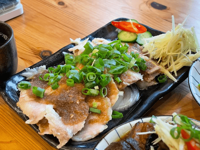 沿著嘉義梅山的茶園與山路前行，在高處視野裡感受山城生活緩慢展開