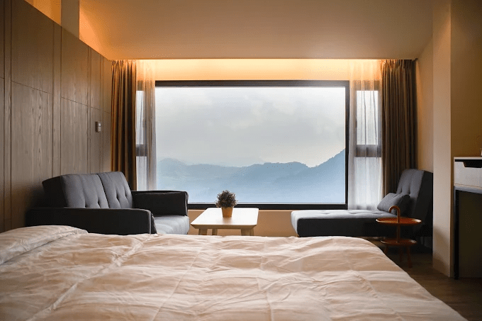 沿著嘉義梅山的茶園與山路前行，在高處視野裡感受山城生活緩慢展開