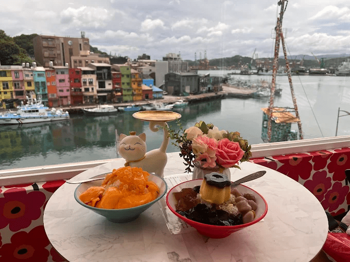 午後光線落在基隆正濱漁港，彩色漁村與海面之間展開一段慢慢走的港灣風景