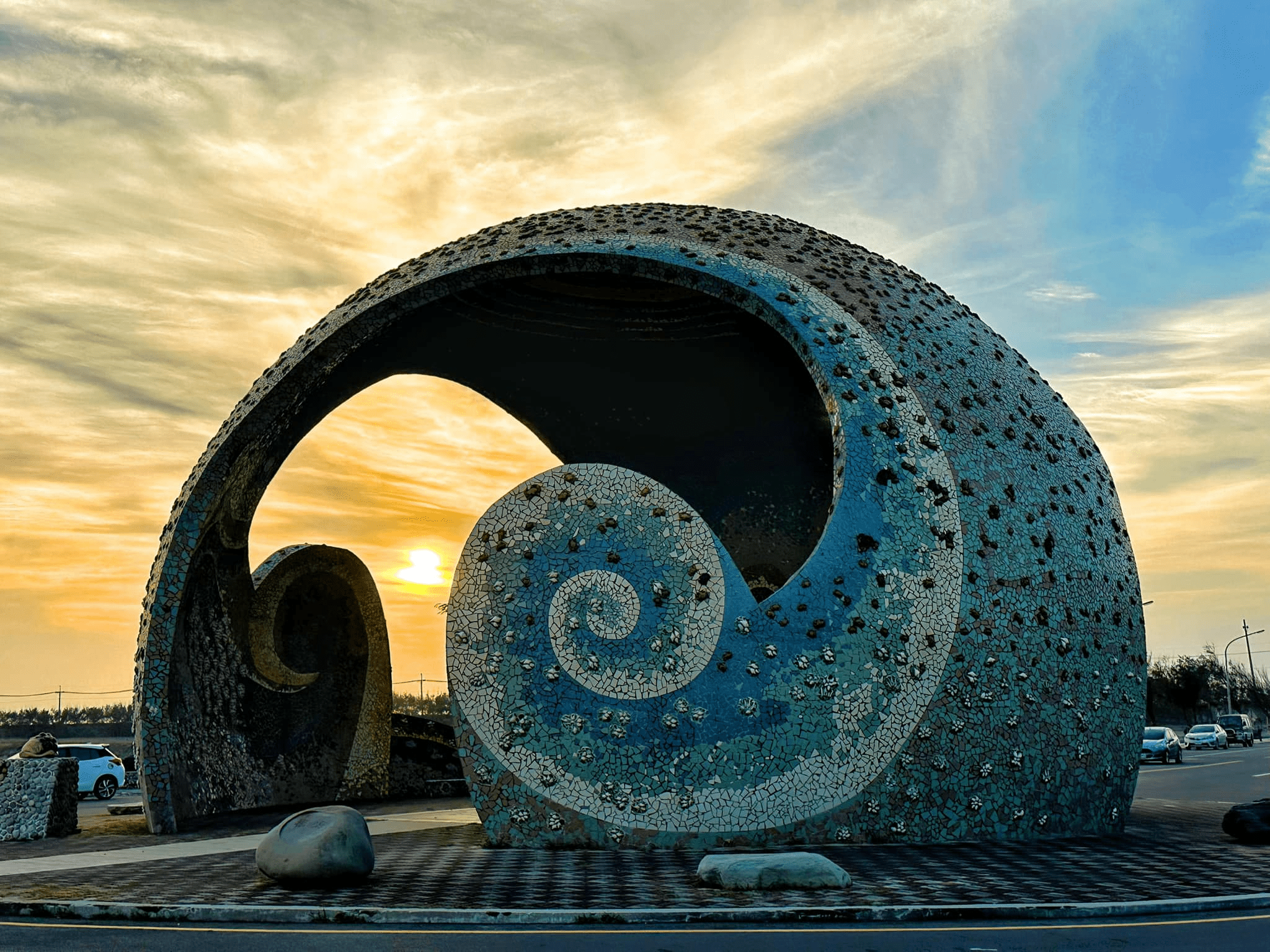 沿著西濱慢慢開進雲林台西,在海風與夕光之間遇見海園海螺圓環的靜靜片刻