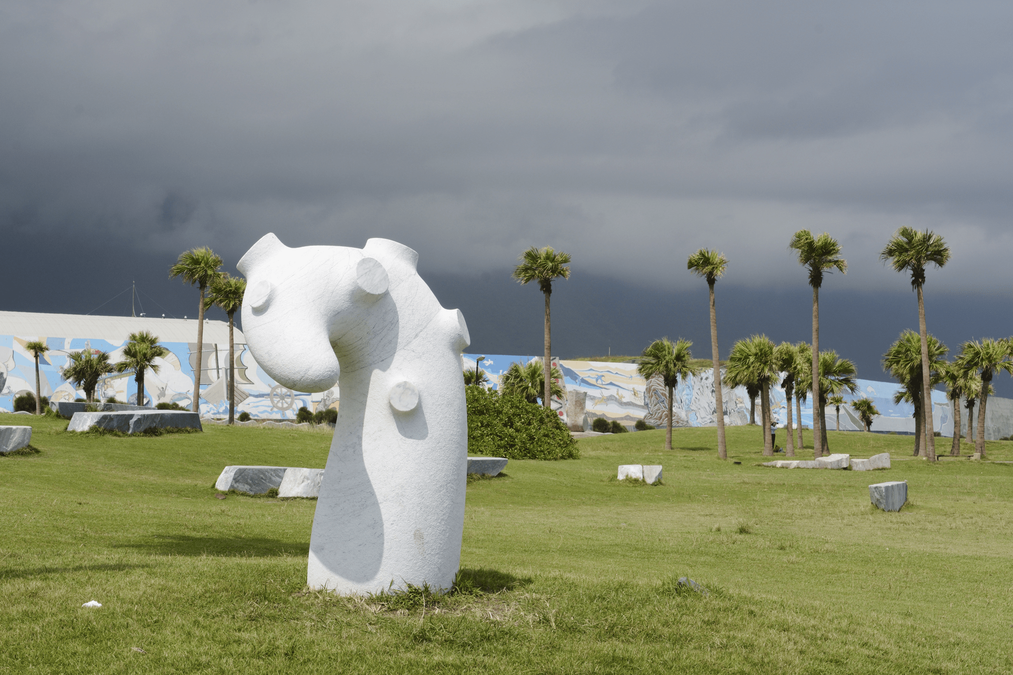 七星潭海邊除了美景，還有豐富的藝術石雕作品供遊客觀賞