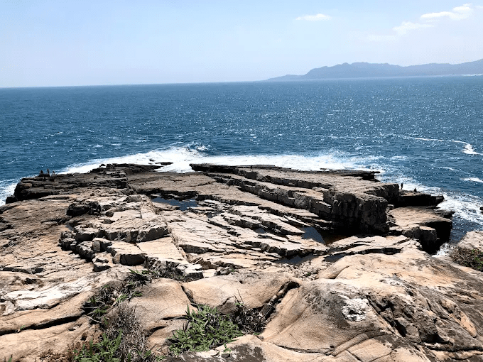 當浪聲貼近腳邊，在新北貢寮的龍洞灣散步，看見岩岸與海水交會的瞬間