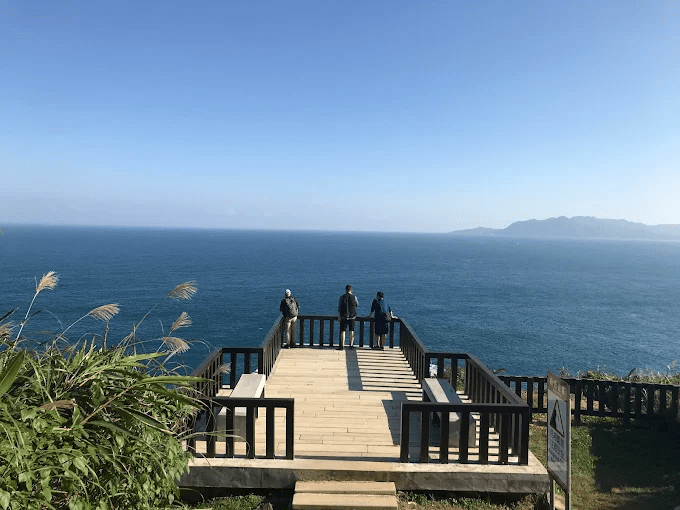 當浪聲貼近腳邊，在新北貢寮的龍洞灣散步，看見岩岸與海水交會的瞬間