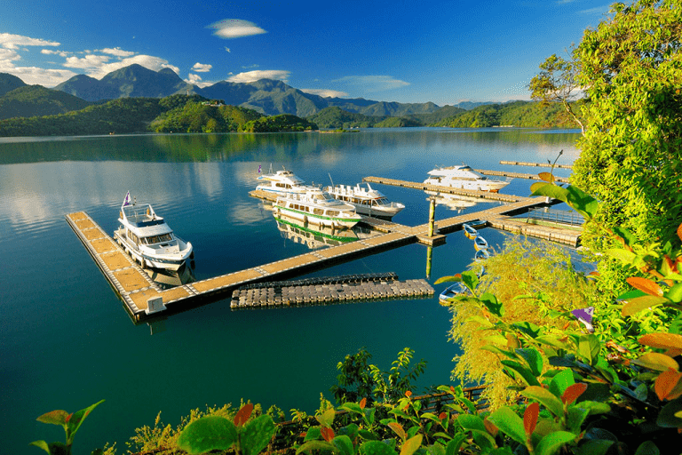 在水社碼頭,山與水拉近了距離,旅程尚未展開,心卻已經先抵達日月潭