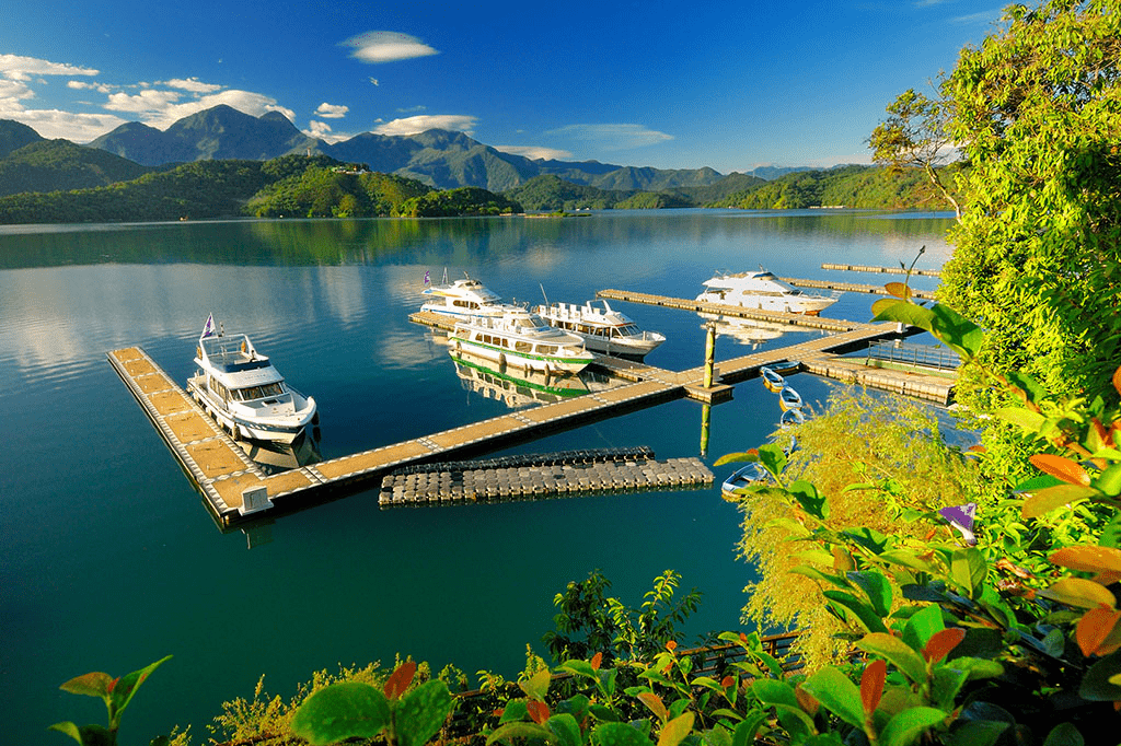 在水社碼頭，山與水拉近了距離，旅程尚未展開，心卻已經先抵達日月潭