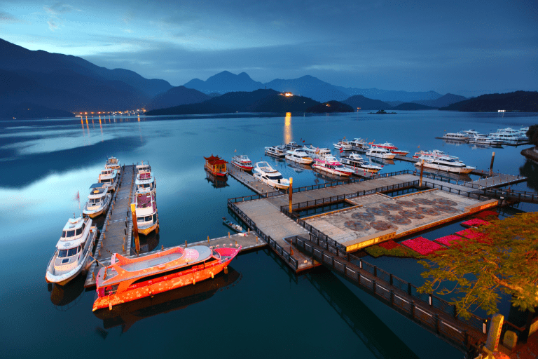 在水社碼頭，山與水拉近了距離，旅程尚未展開，心卻已經先抵達日月潭