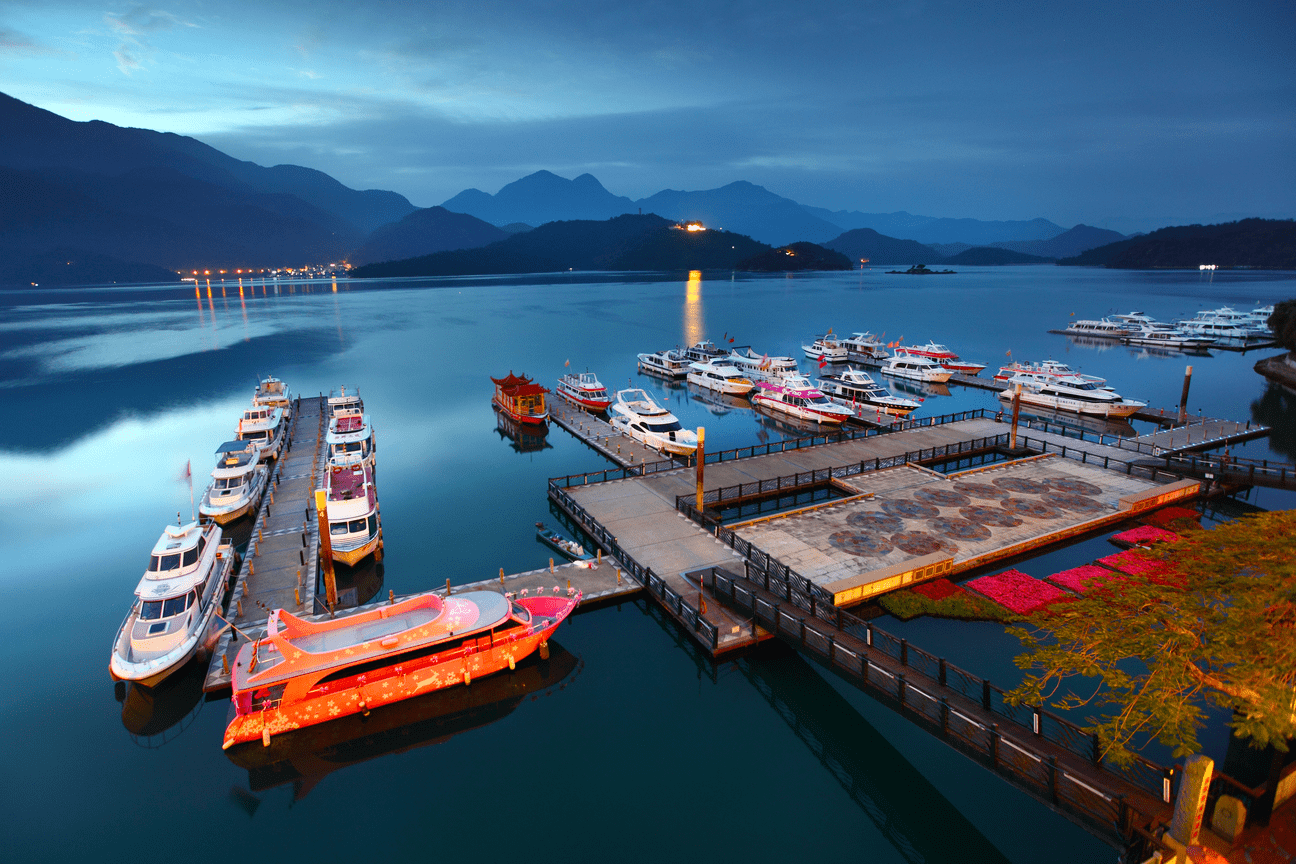 在水社碼頭，山與水拉近了距離，旅程尚未展開，心卻已經先抵達日月潭