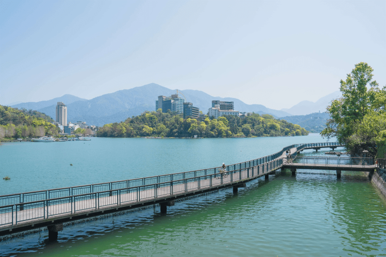 在水社碼頭，山與水拉近了距離，旅程尚未展開，心卻已經先抵達日月潭