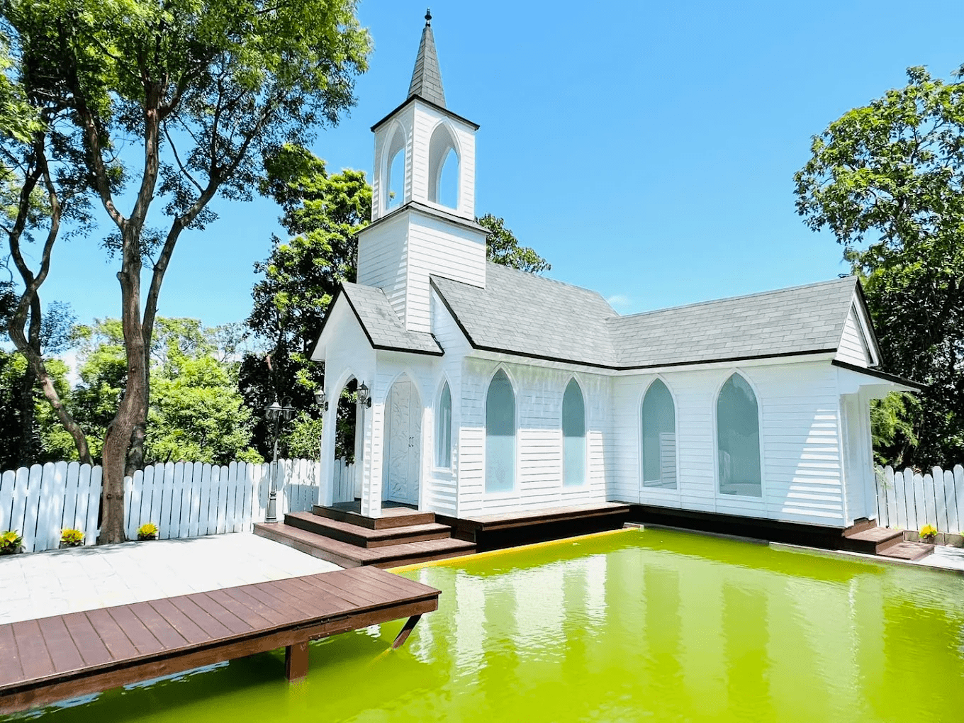 充滿質感的古堡石牆與光影