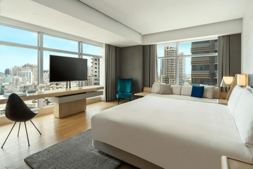 沿著港都光線前行，在高雄找一間合適的飯店，把旅行的白天與夜晚安放好