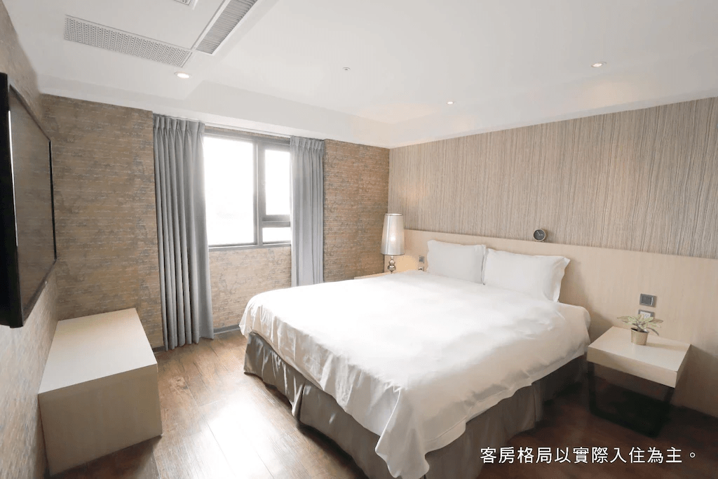 順著台中夜晚的人潮與光影前行，在塔木德酒店住進一段不急不慢的城市日常