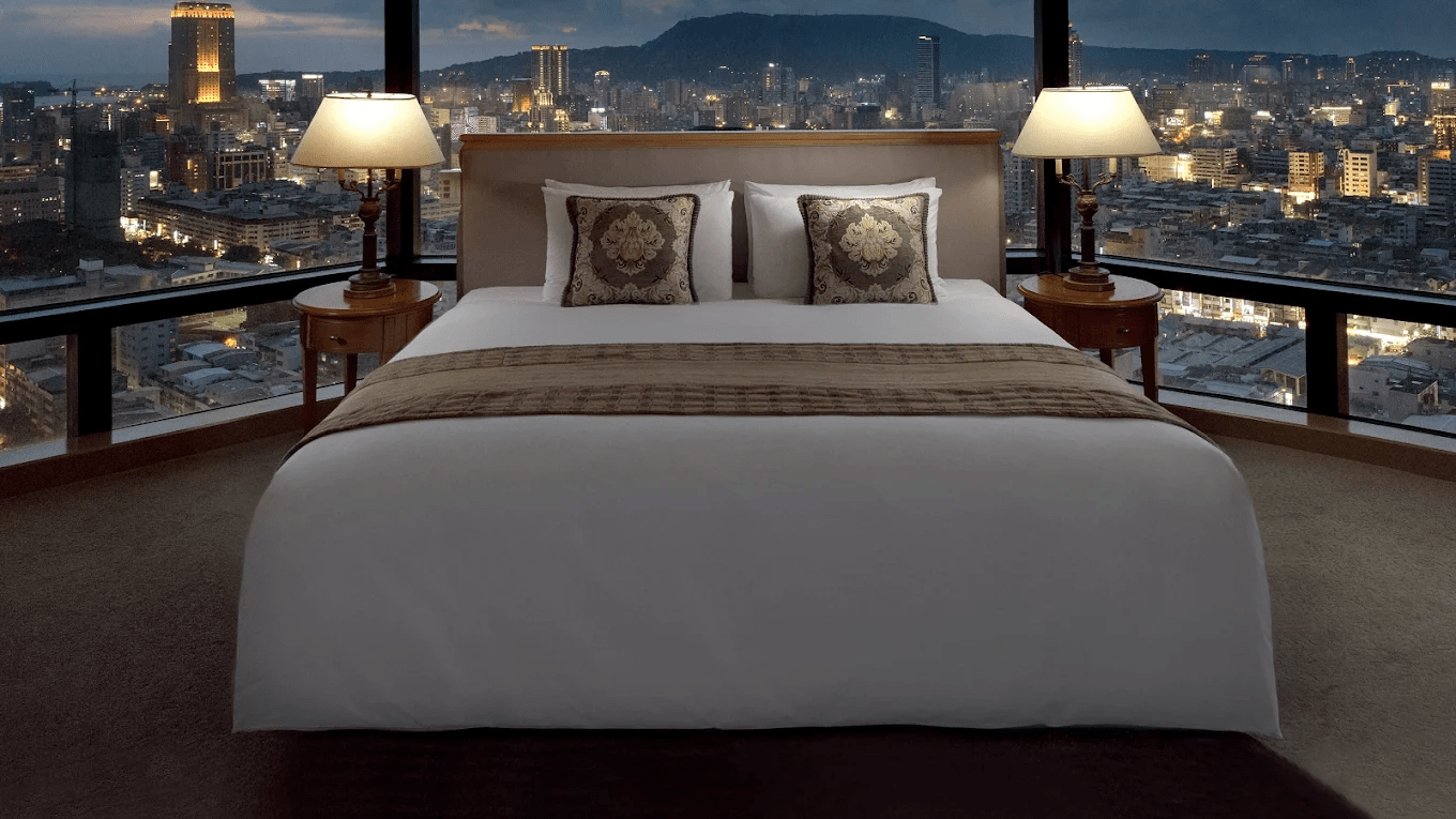 沿著港都光線前行，在高雄找一間合適的飯店，把旅行的白天與夜晚安放好