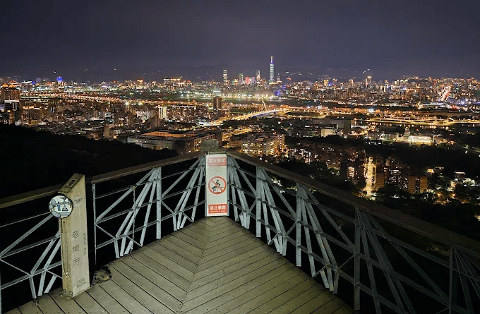 當城市慢慢亮燈，走進台北爬山路線，用雙腳換一段夜景與山林風景