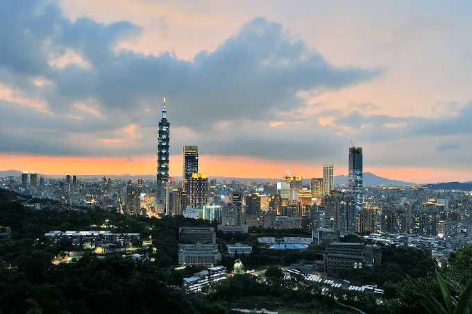 當城市慢慢亮燈，走進台北爬山路線，用雙腳換一段夜景與山林風景