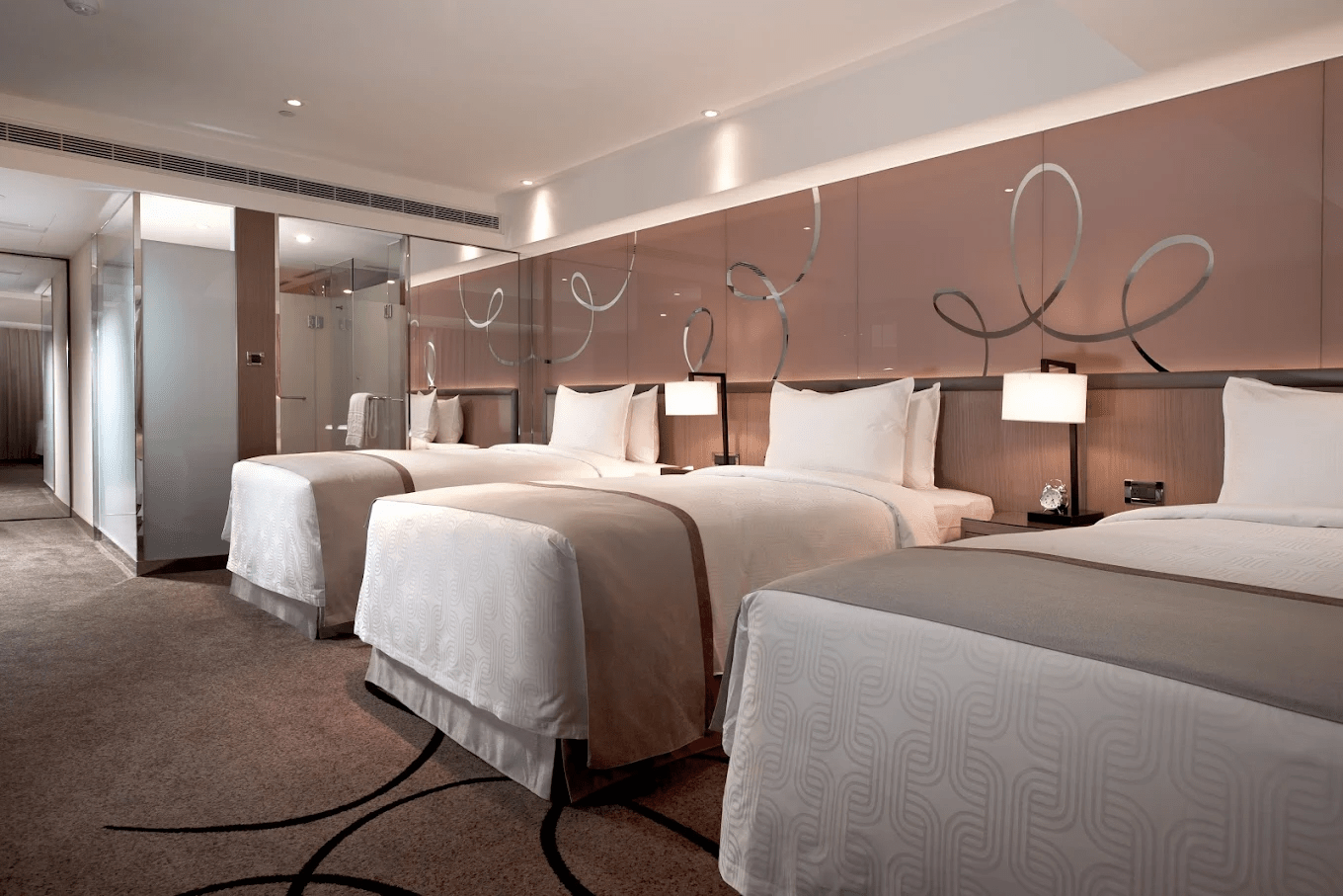 沿著港都光線前行，在高雄找一間合適的飯店，把旅行的白天與夜晚安放好