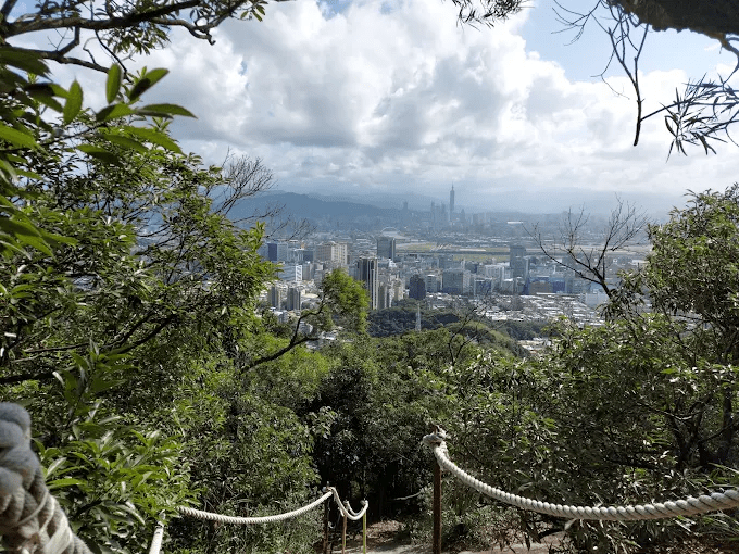 當城市慢慢亮燈，走進台北爬山路線，用雙腳換一段夜景與山林風景