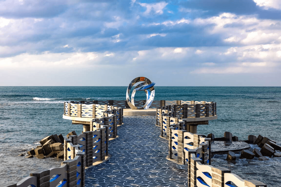 在三芝的海邊停下腳步，走上觀景平台看夕色入海，再轉進田園迎接安靜午後