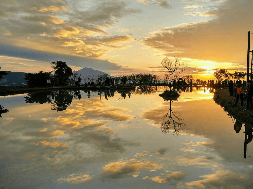 在三芝的海邊停下腳步，走上觀景平台看夕色入海，再轉進田園迎接安靜午後