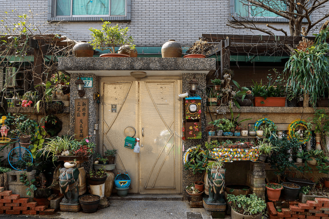 在三芝的海邊停下腳步，走上觀景平台看夕色入海，再轉進田園迎接安靜午後