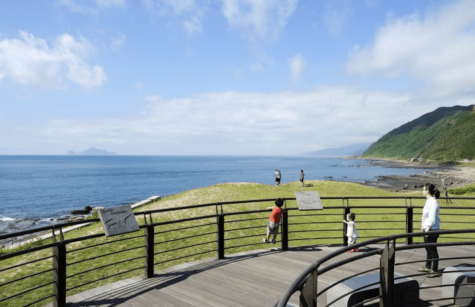 風貼著海岸吹的那天，在東北角沿路走過步道與奇岩地景的午後時光