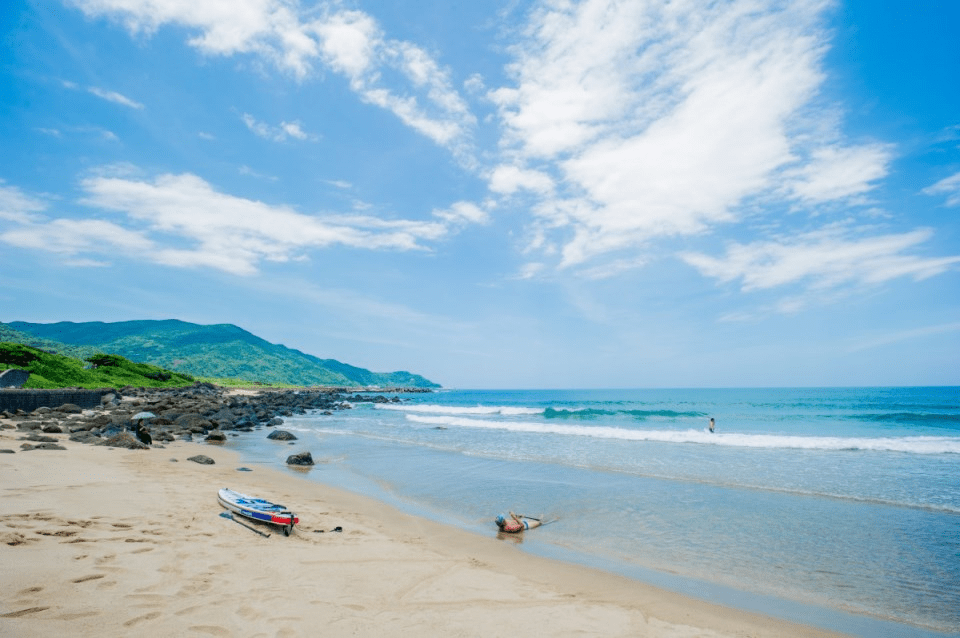 風貼著海岸吹的那天，在東北角沿路走過步道與奇岩地景的午後時光